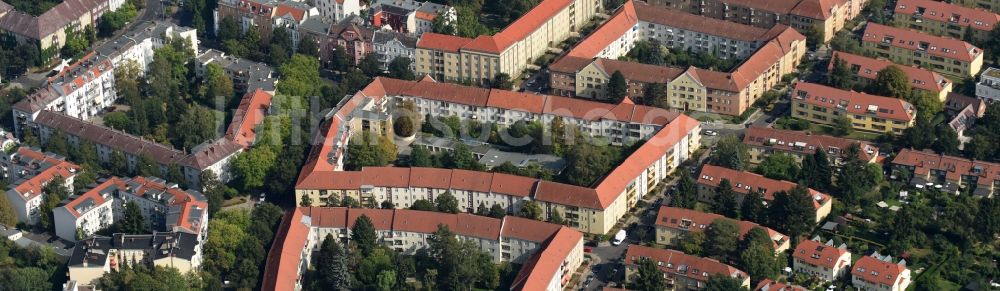 Berlin von oben - Wohngebiet einer Reihenhaus- Siedlung entlang der Borkumer Straße Ecke Zoppoter Straße in Berlin