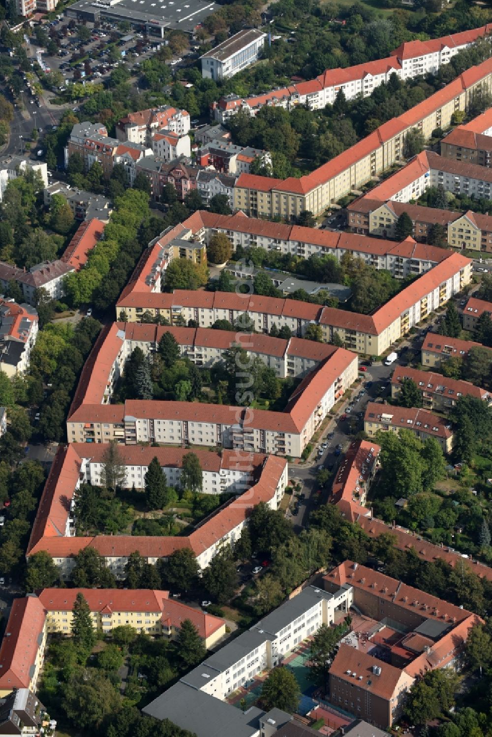 Berlin aus der Vogelperspektive: Wohngebiet einer Reihenhaus- Siedlung entlang der Borkumer Straße Ecke Zoppoter Straße in Berlin