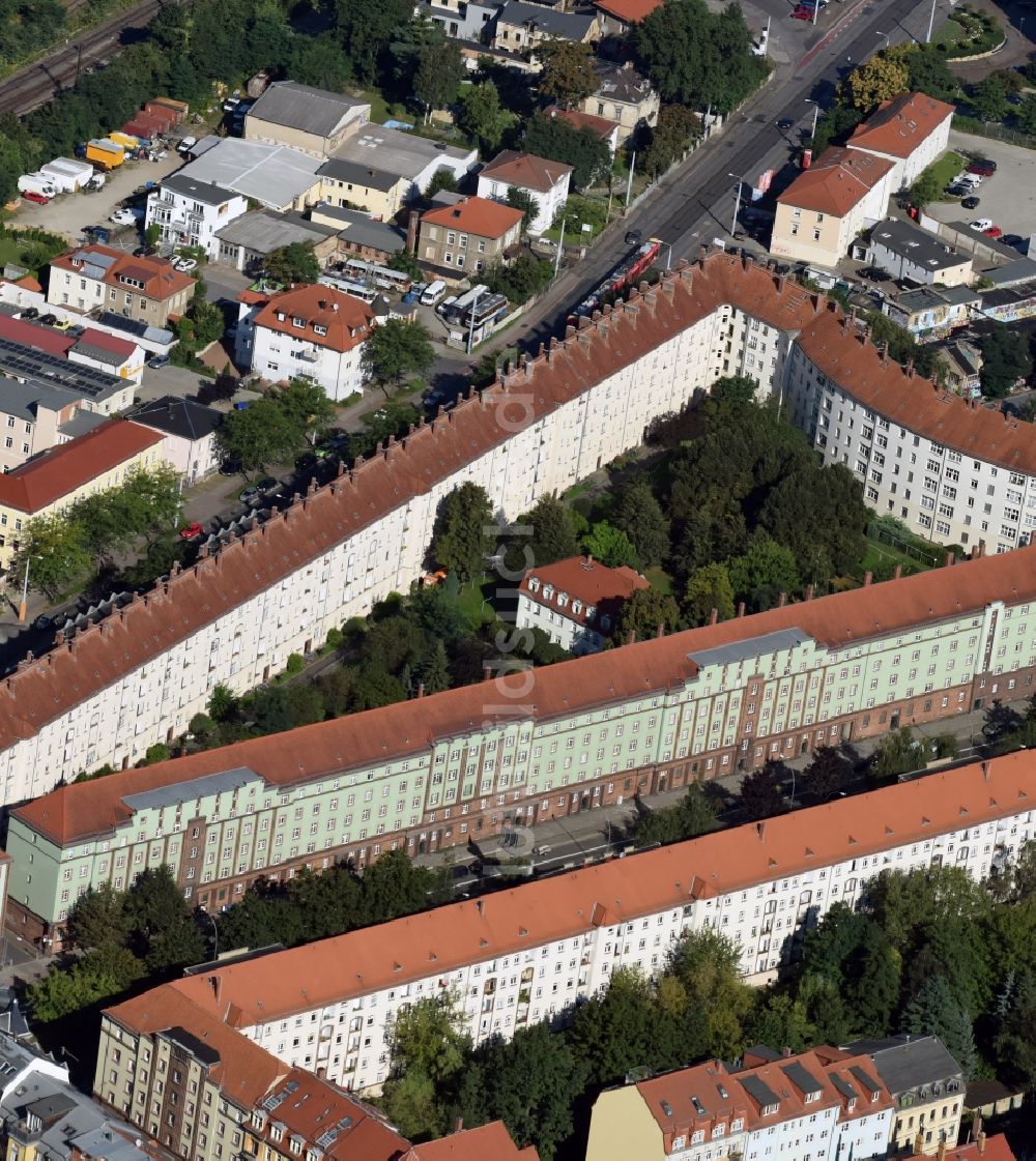 Luftaufnahme Dresden - Wohngebiet einer Reihenhaus- Siedlung entlang der Hansastraße in Dresden im Bundesland Sachsen