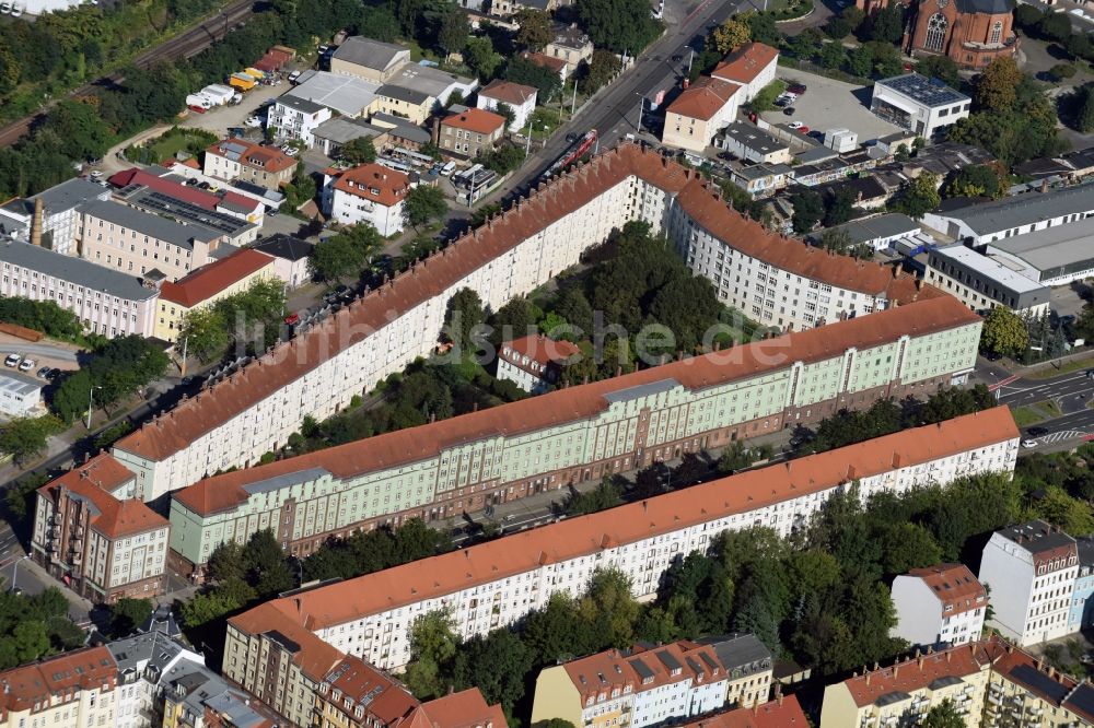 Dresden von oben - Wohngebiet einer Reihenhaus- Siedlung entlang der Hansastraße in Dresden im Bundesland Sachsen