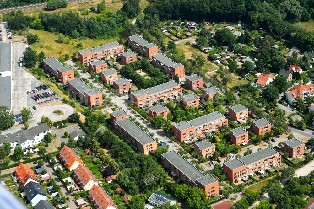 Hoppegarten von oben - Wohngebiet einer Reihenhaus- Siedlung entlang der Jahnstraße in Hoppegarten im Bundesland Brandenburg, Deutschland