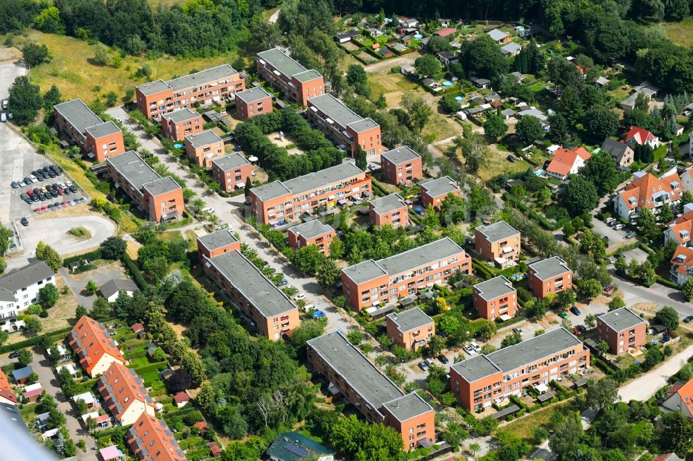 Hoppegarten aus der Vogelperspektive: Wohngebiet einer Reihenhaus- Siedlung entlang der Jahnstraße in Hoppegarten im Bundesland Brandenburg, Deutschland