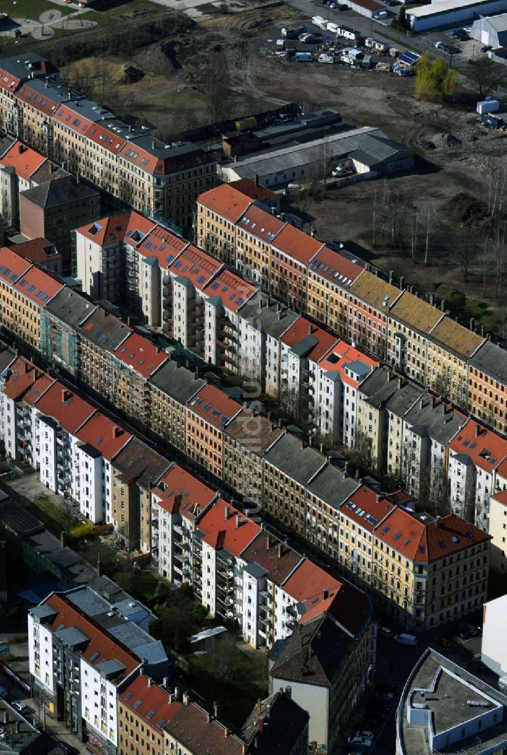 Leipzig aus der Vogelperspektive: Wohngebiet einer Reihenhaus- Siedlung entlang der Ludwigstraße im Ortsteil Volkmarsdorf in Leipzig im Bundesland Sachsen