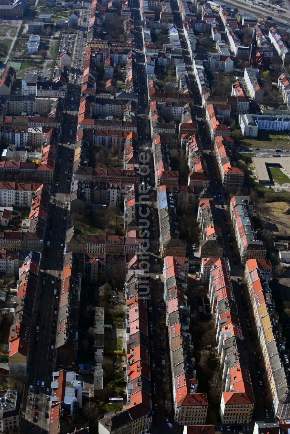 Luftaufnahme Leipzig - Wohngebiet einer Reihenhaus- Siedlung entlang der Ludwigstraße im Ortsteil Volkmarsdorf in Leipzig im Bundesland Sachsen