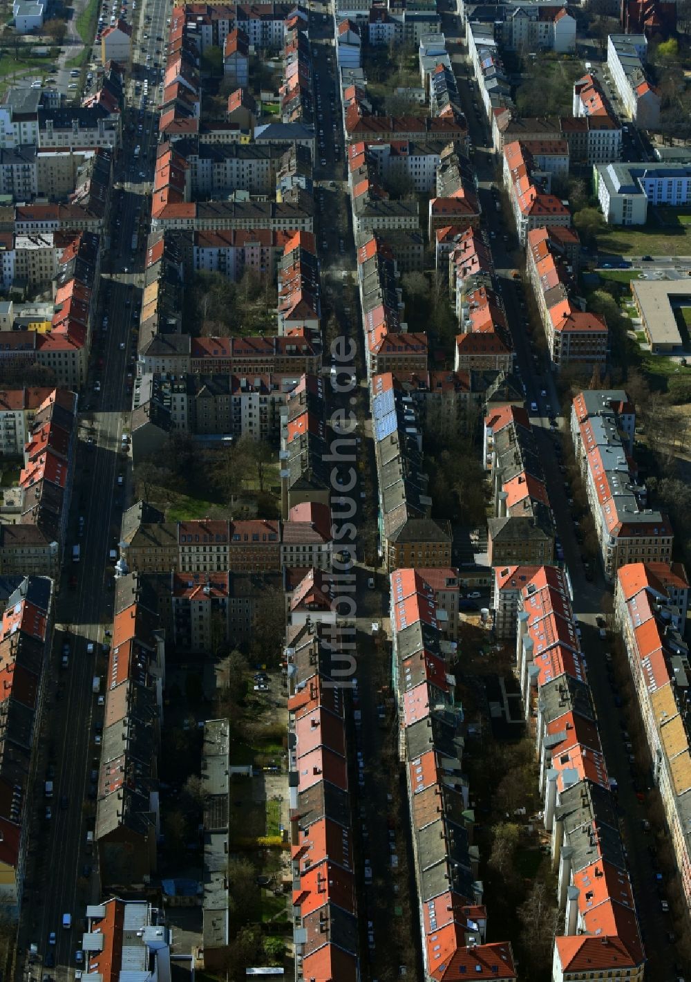 Leipzig aus der Vogelperspektive: Wohngebiet einer Reihenhaus- Siedlung entlang der Ludwigstraße im Ortsteil Volkmarsdorf in Leipzig im Bundesland Sachsen