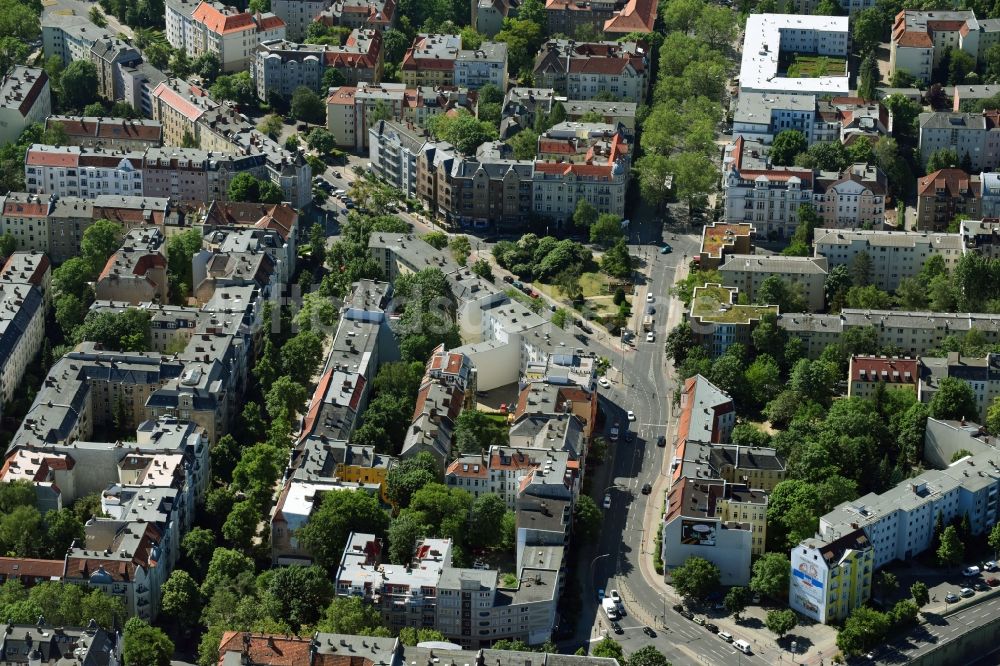 Luftaufnahme Berlin - Wohngebiet einer Reihenhaus- Siedlung entlang der Thorwaldsenstraße in Berlin, Deutschland