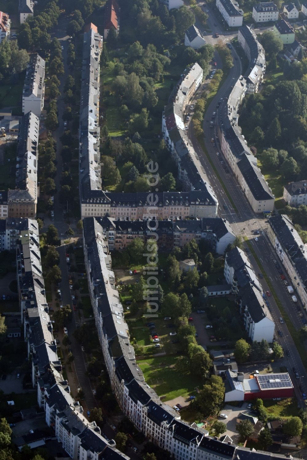 Chemnitz von oben - Wohngebiet einer Reihenhaus- Siedlung entlang der Zeißstraße und der Frankenberger Straße in Chemnitz im Bundesland Sachsen