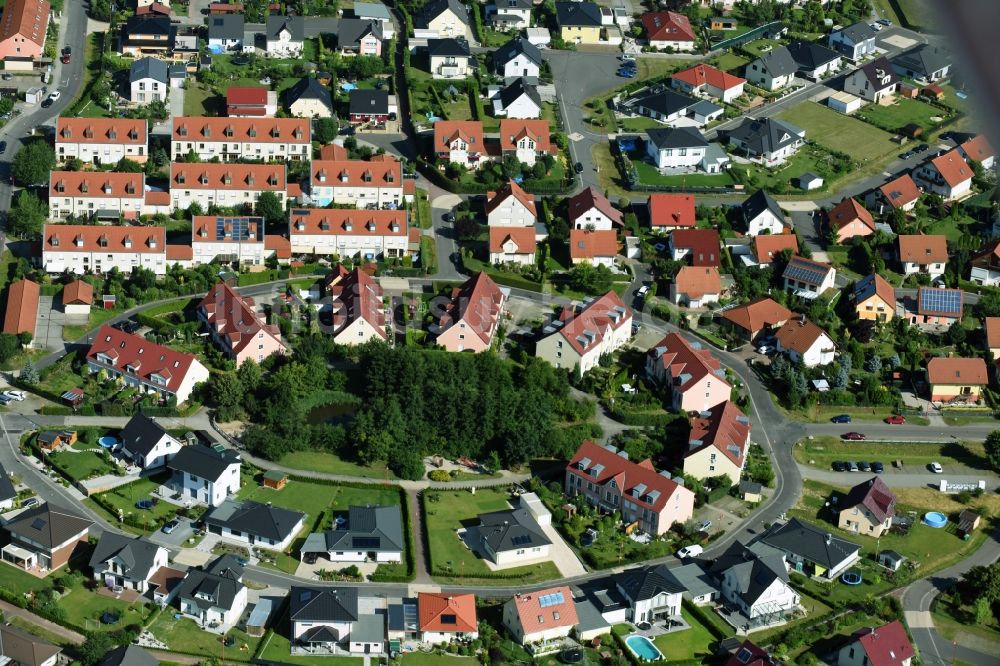 Taucha aus der Vogelperspektive: Wohngebiet einer Reihenhaus- Siedlung Ernst-Barlach-Straße im Ring zur Marc-Chagall-Straße in Taucha im Bundesland Sachsen