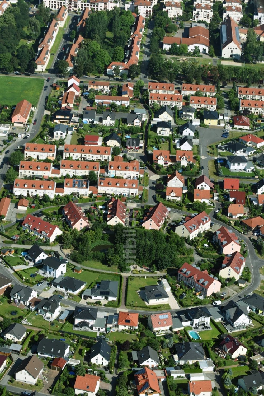 Luftbild Taucha - Wohngebiet einer Reihenhaus- Siedlung Ernst-Barlach-Straße im Ring zur Marc-Chagall-Straße in Taucha im Bundesland Sachsen