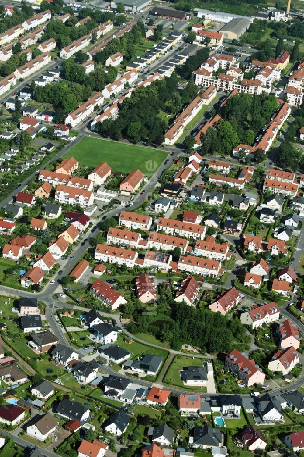 Luftaufnahme Taucha - Wohngebiet einer Reihenhaus- Siedlung Ernst-Barlach-Straße im Ring zur Marc-Chagall-Straße in Taucha im Bundesland Sachsen