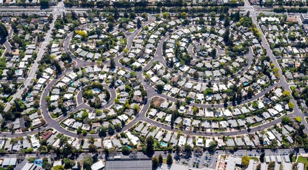 Luftaufnahme Palo Alto - Wohngebiet einer Reihenhaus- Siedlung Fairmeadow am Roosvelt Circle in Palo Alto in Kalifornien, USA