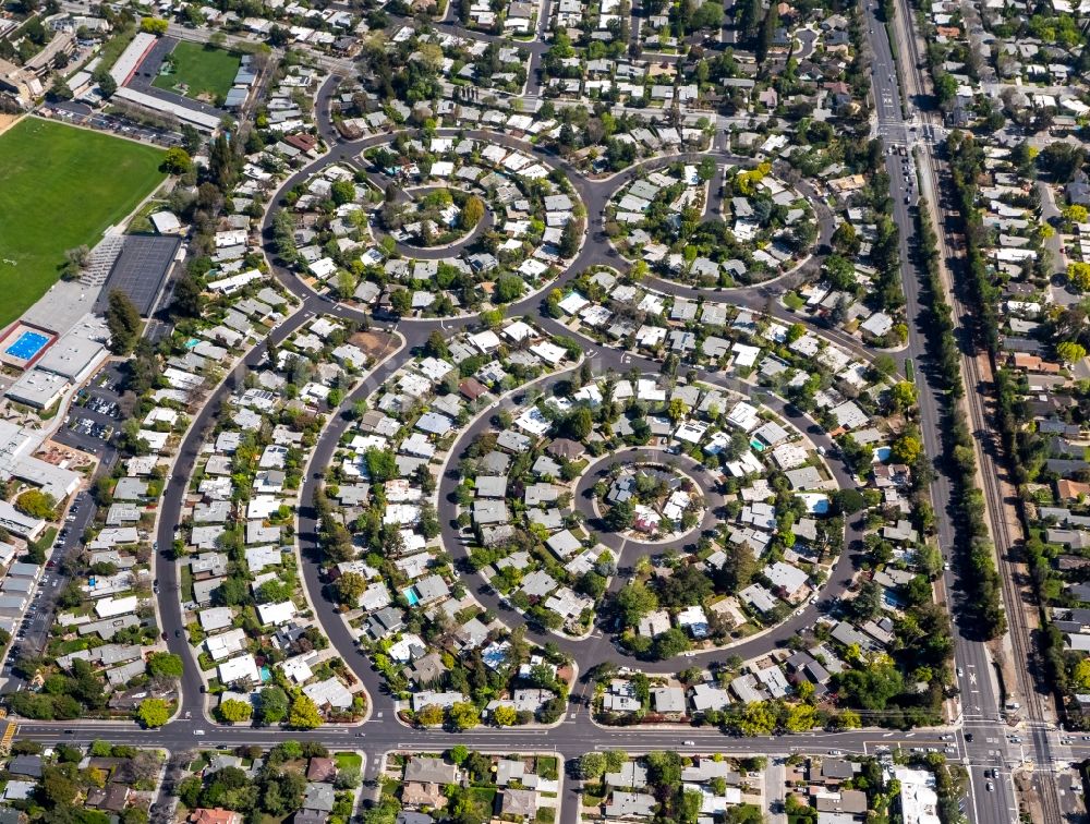 Palo Alto von oben - Wohngebiet einer Reihenhaus- Siedlung Fairmeadow am Roosvelt Circle in Palo Alto in Kalifornien, USA