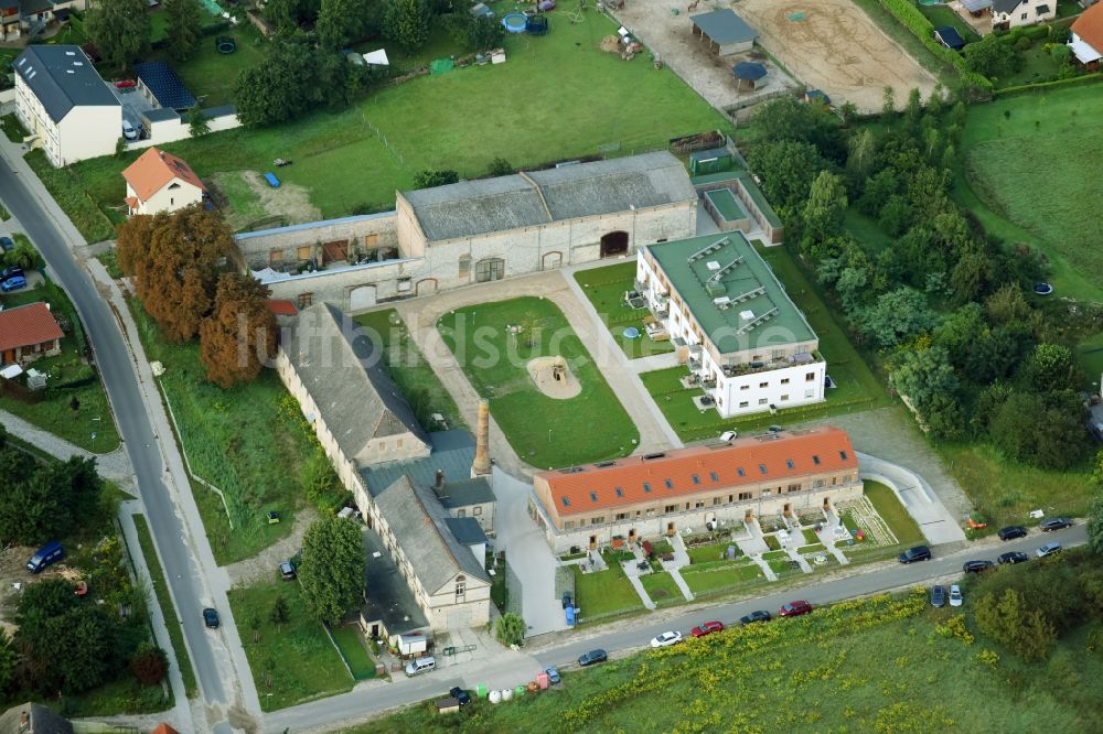 Hoppegarten von oben - Wohngebiet einer Reihenhaus- Siedlung An der Feuerwehr Ecke Rudolf-Breitscheid-Straße in Hoppegarten im Bundesland Brandenburg, Deutschland