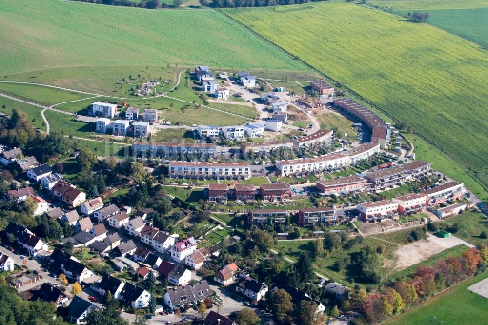 Luftbild Karlsruhe - Wohngebiet einer Öko-Reihenhaus- Siedlung Fünzig Morgen mit halkreisförmig angelegten Terassen im Ortsteil Hohenwettersbach in Karlsruhe im Bundesland Baden-Württemberg