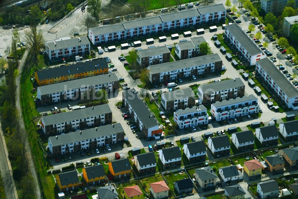 Berlin von oben - Wohngebiet einer Reihenhaus- Siedlung Giselhersteig im Ortsteil Lichtenberg in Berlin, Deutschland