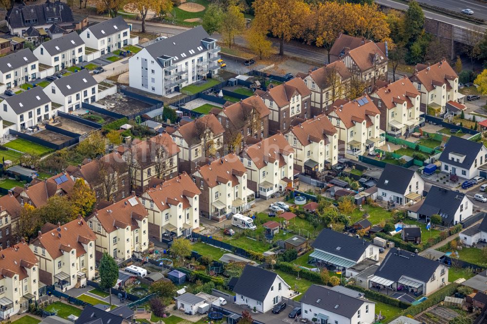 Gladbeck von oben - Wohngebiet einer Reihenhaus- Siedlung in Gladbeck im Bundesland Nordrhein-Westfalen, Deutschland