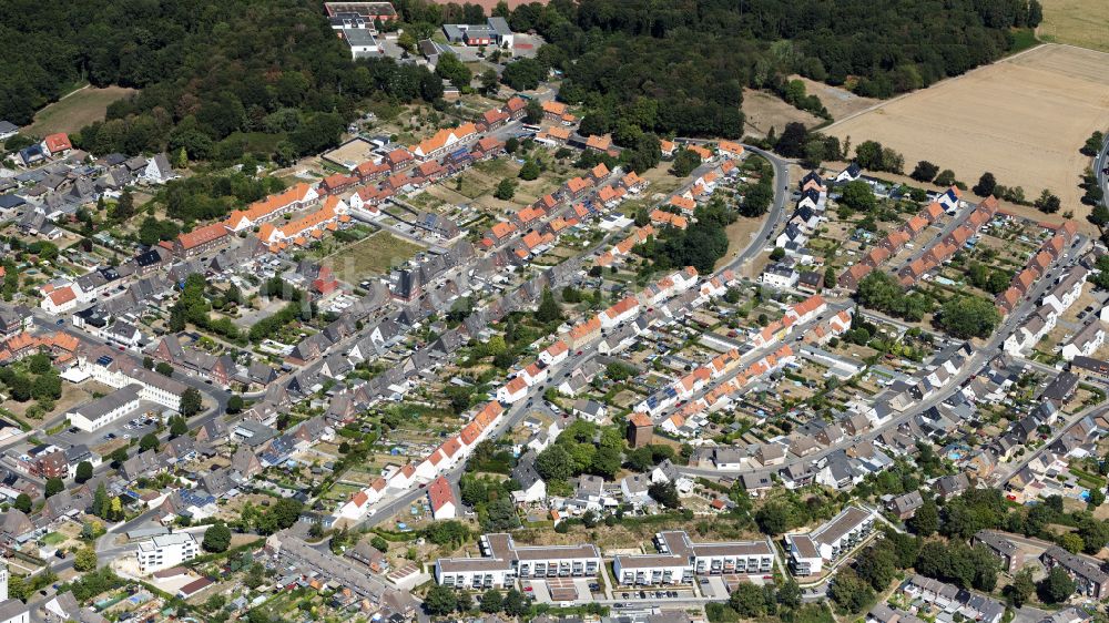 Luftaufnahme Hückelhoven - Wohngebiet einer Reihenhaus- Siedlung in Hückelhoven im Bundesland Nordrhein-Westfalen, Deutschland