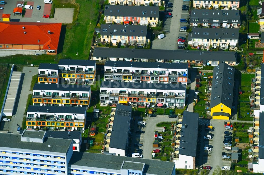 Berlin von oben - Wohngebiet einer Reihenhaus- Siedlung am Heidenelkenweg - Philosophenweg in Berlin, Deutschland