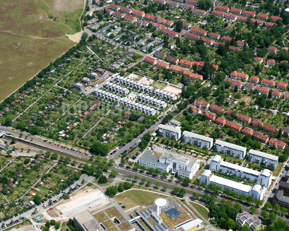 Karlsruhe von oben - Wohngebiet einer Reihenhaus- Siedlung in Karlsruhe im Bundesland Baden-Württemberg, Deutschland