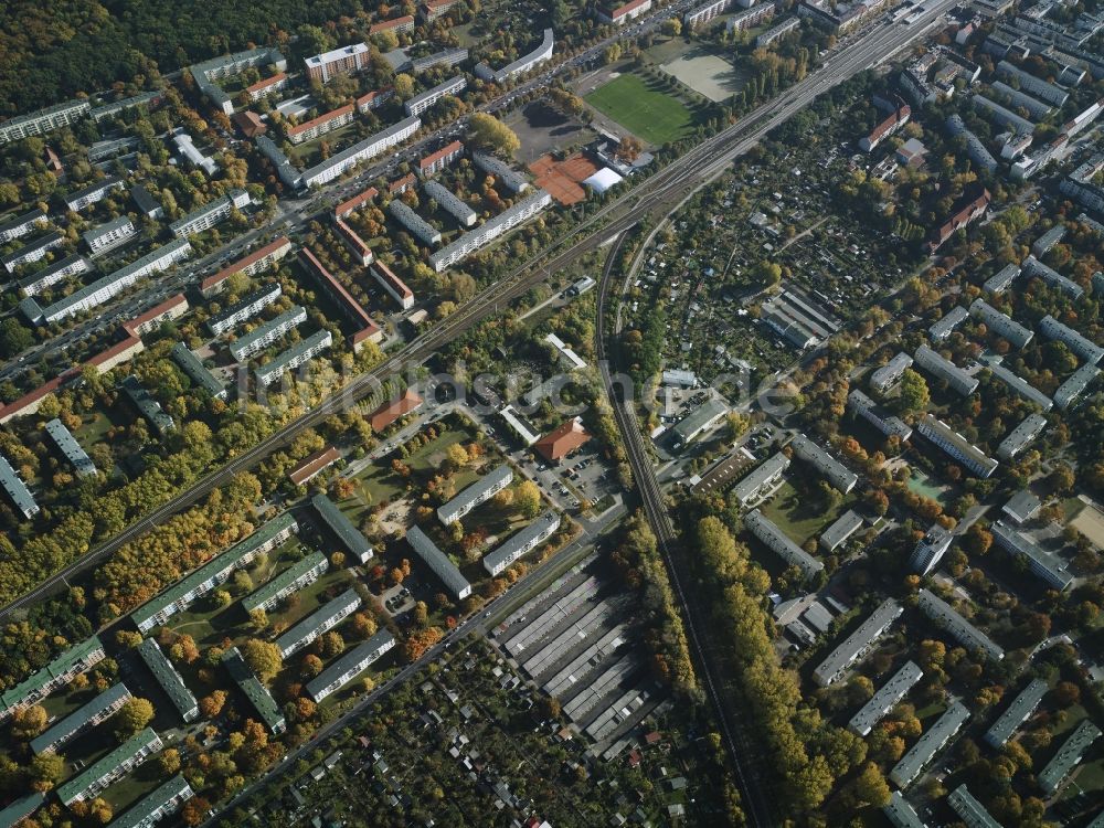 Berlin von oben - Wohngebiet einer Reihenhaus- Siedlung Köpenicker Landstraße und Neue Krugeallee in Berlin