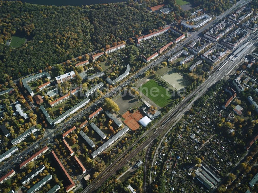 Berlin aus der Vogelperspektive: Wohngebiet einer Reihenhaus- Siedlung Köpenicker Landstraße und Neue Krugeallee in Berlin