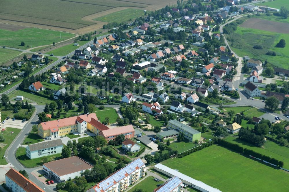 Laußig aus der Vogelperspektive: Wohngebiet einer Reihenhaus- Siedlung in Laußig im Bundesland Sachsen