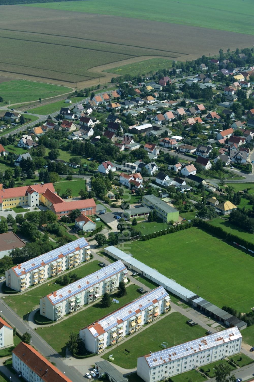 Luftaufnahme Laußig - Wohngebiet einer Reihenhaus- Siedlung in Laußig im Bundesland Sachsen