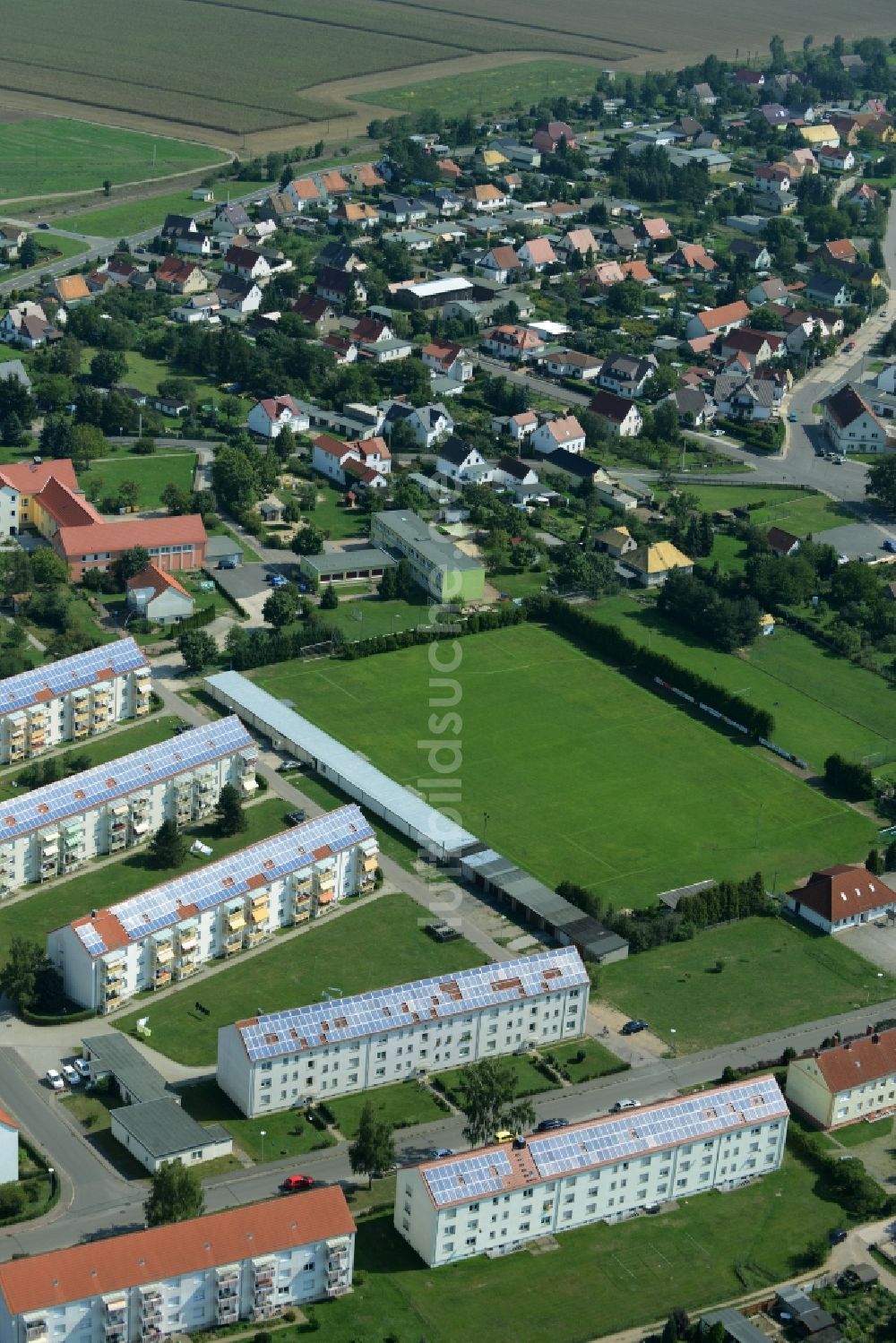 Laußig von oben - Wohngebiet einer Reihenhaus- Siedlung in Laußig im Bundesland Sachsen