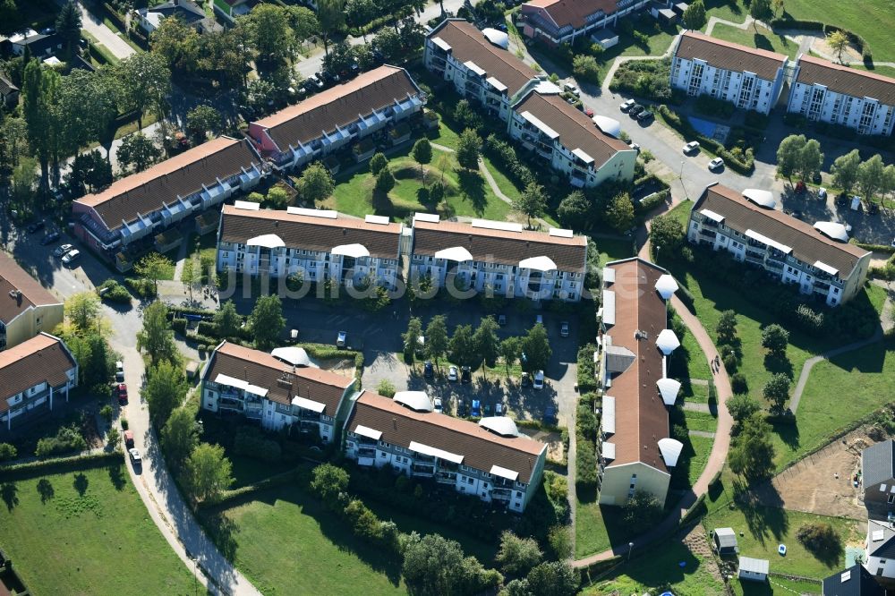 Luftbild Fredersdorf-Vogelsdorf - Wohngebiet einer Reihenhaus- Siedlung an der Martin-Luther-Straße in Fredersdorf-Vogelsdorf im Bundesland Brandenburg