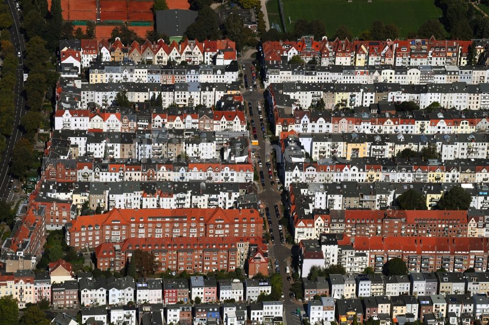 Luftaufnahme Lübeck - Wohngebiet einer Reihenhaus- Siedlung Morkerkestraße - Reiherstieg - Attendornstraße in Lübeck im Bundesland Schleswig-Holstein, Deutschland