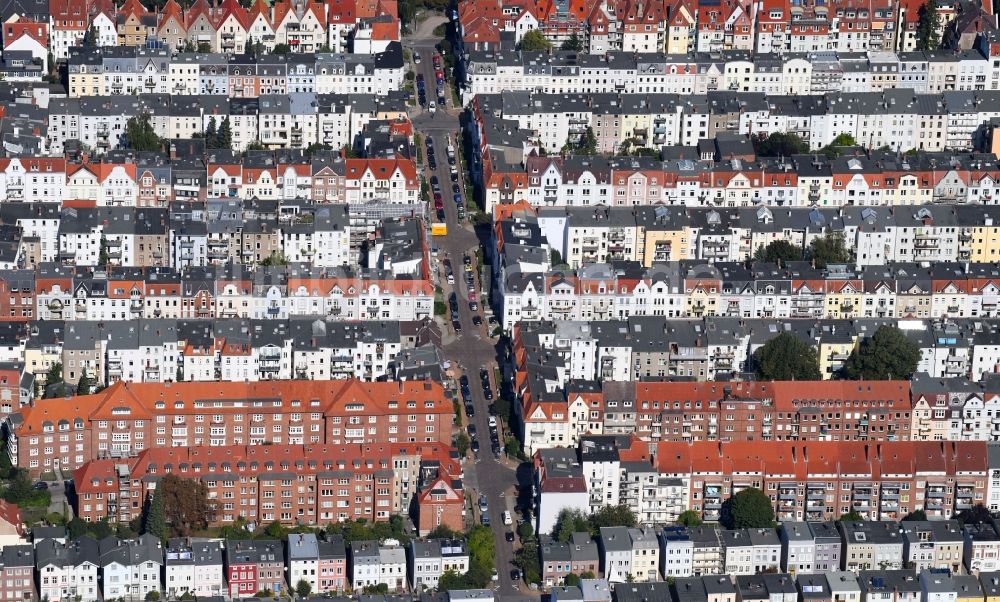 Lübeck von oben - Wohngebiet einer Reihenhaus- Siedlung Morkerkestraße - Reiherstieg - Attendornstraße in Lübeck im Bundesland Schleswig-Holstein, Deutschland