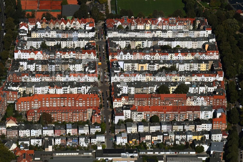 Lübeck aus der Vogelperspektive: Wohngebiet einer Reihenhaus- Siedlung Morkerkestraße - Reiherstieg - Attendornstraße in Lübeck im Bundesland Schleswig-Holstein, Deutschland