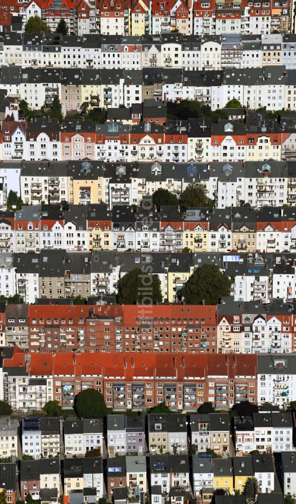 Luftaufnahme Lübeck - Wohngebiet einer Reihenhaus- Siedlung Morkerkestraße - Reiherstieg - Attendornstraße in Lübeck im Bundesland Schleswig-Holstein, Deutschland