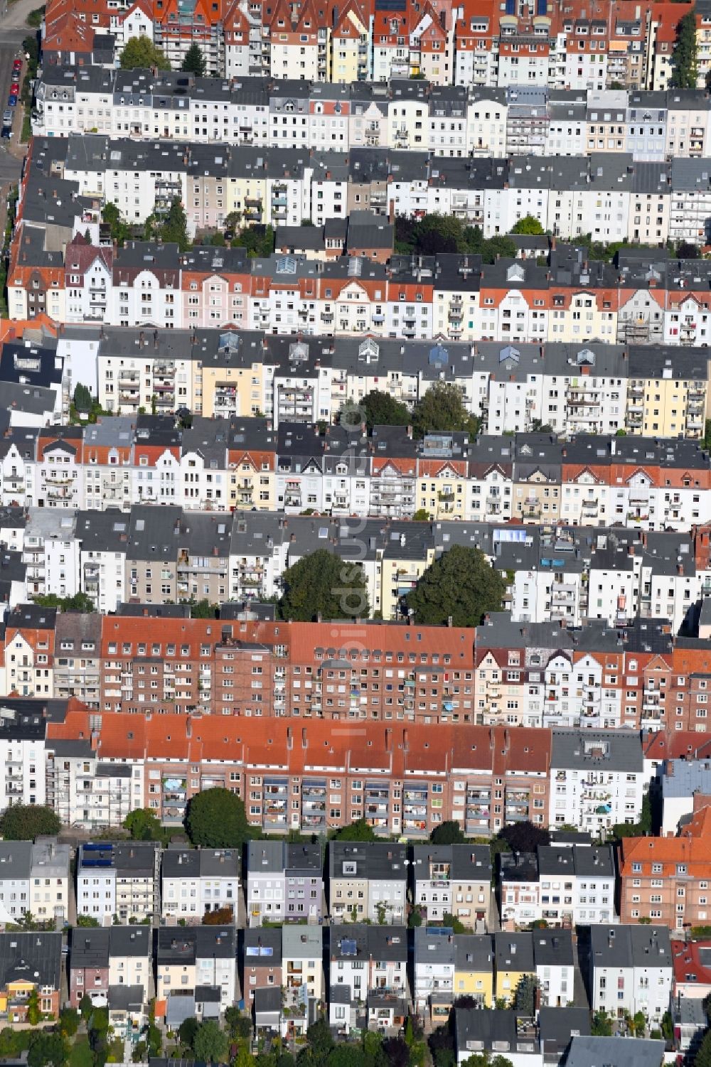 Lübeck von oben - Wohngebiet einer Reihenhaus- Siedlung Morkerkestraße - Reiherstieg - Attendornstraße in Lübeck im Bundesland Schleswig-Holstein, Deutschland