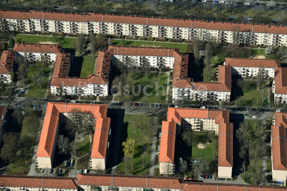 Luftaufnahme Berlin - Wohngebiet einer Reihenhaus- Siedlung Mörchinger Straße im Stadtteil Zehlendorf in Berlin