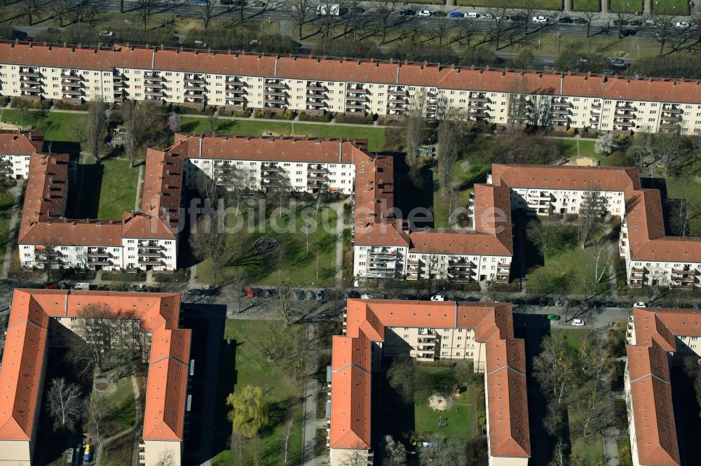 Berlin von oben - Wohngebiet einer Reihenhaus- Siedlung Mörchinger Straße im Stadtteil Zehlendorf in Berlin