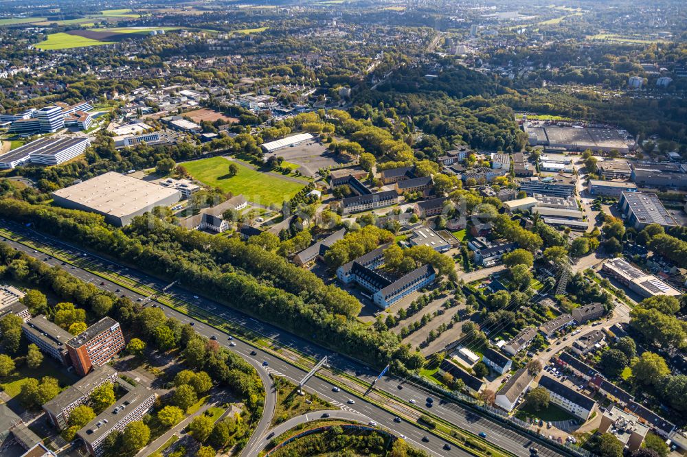 Luftaufnahme Essen - Wohngebiet einer Reihenhaus- Siedlung neben dem Gebäude des Medizintechnikvertriebs der Roeser Medical GmbH in Essen im Bundesland Nordrhein-Westfalen, Deutschland