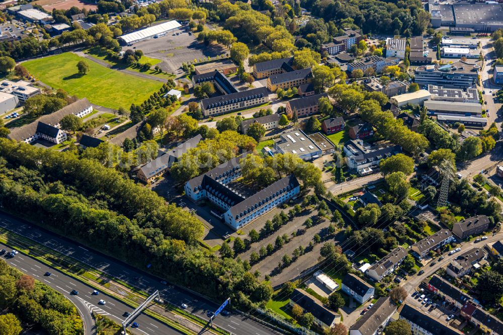 Essen von oben - Wohngebiet einer Reihenhaus- Siedlung neben dem Gebäude des Medizintechnikvertriebs der Roeser Medical GmbH in Essen im Bundesland Nordrhein-Westfalen, Deutschland