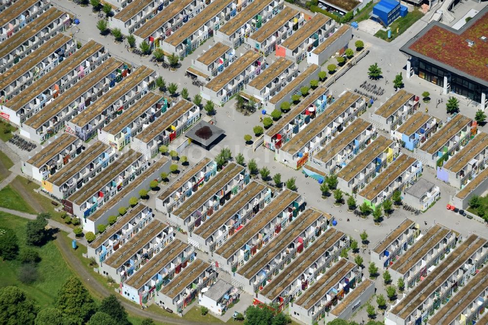 München von oben - Wohngebiet einer Reihenhaus- Siedlung am olympischen Dorf im Ortsteil Milbertshofen-Am Hart in München im Bundesland Bayern, Deutschland