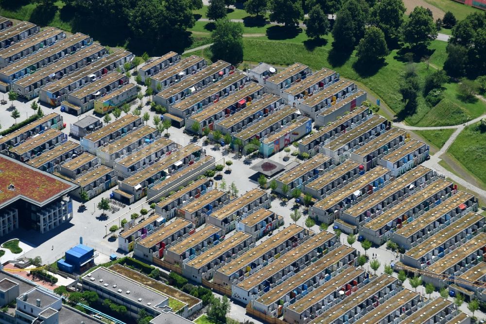 München von oben - Wohngebiet einer Reihenhaus- Siedlung am olympischen Dorf im Ortsteil Milbertshofen-Am Hart in München im Bundesland Bayern, Deutschland