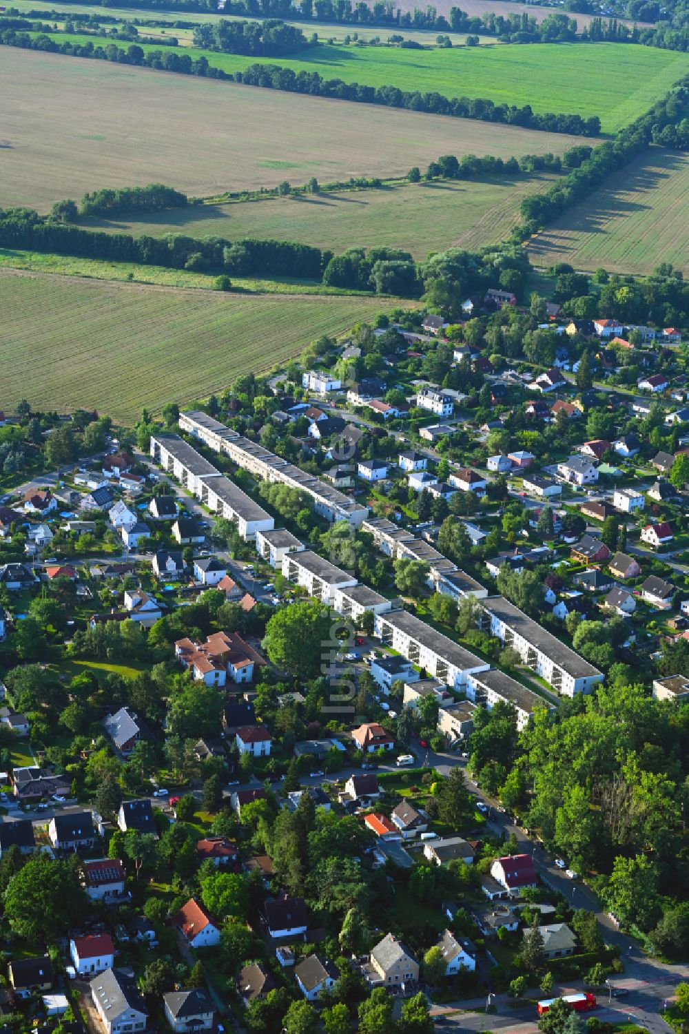 Berlin von oben - Wohngebiet einer Reihenhaus- Siedlung im Ortsteil Karow in Berlin, Deutschland