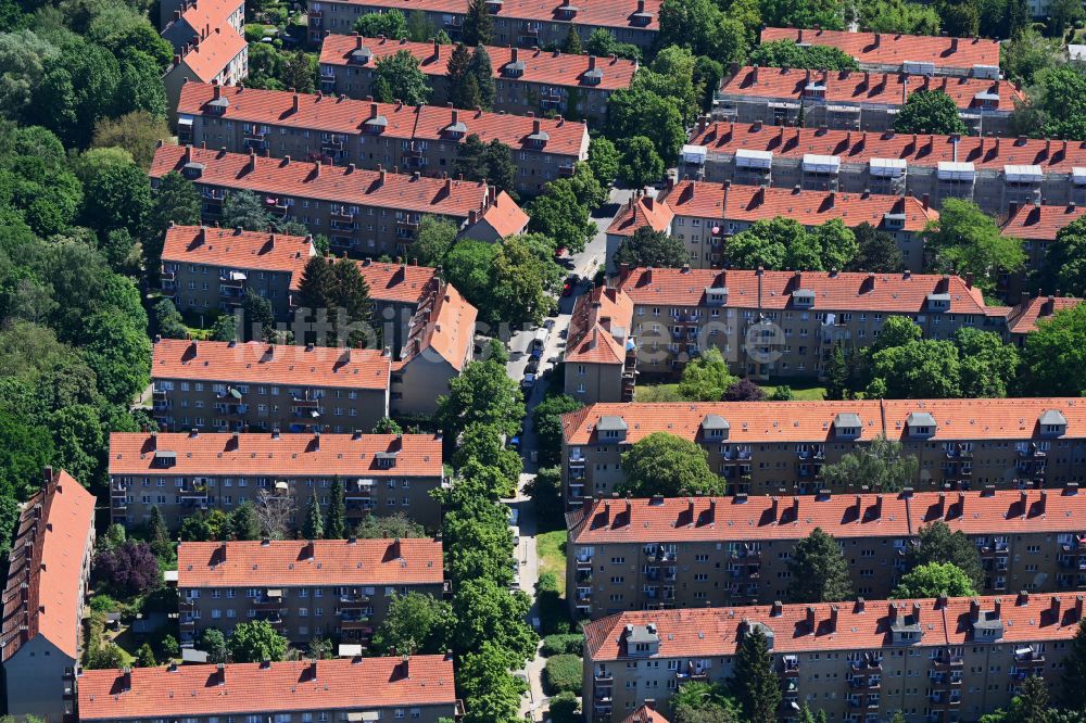 Berlin aus der Vogelperspektive: Wohngebiet einer Reihenhaus- Siedlung im Ortsteil Spandau in Berlin, Deutschland