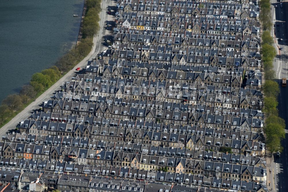 Luftbild Kopenhagen - Wohngebiet einer Reihenhaus- Siedlung Oster Sogade in Kopenhagen in Region Hovedstaden, Dänemark