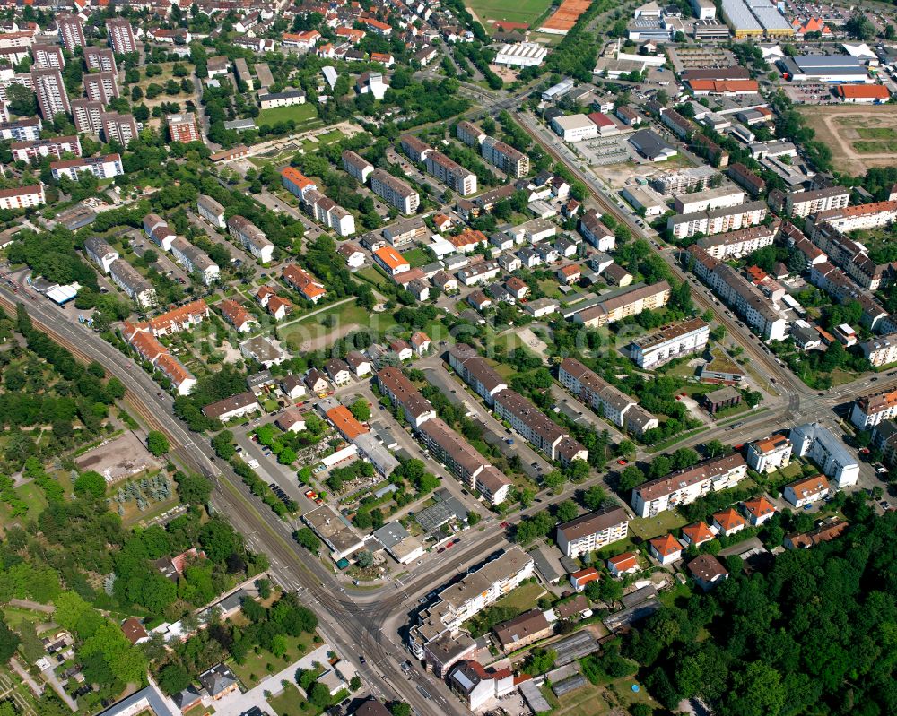 Oststadt aus der Vogelperspektive: Wohngebiet einer Reihenhaus- Siedlung in Oststadt im Bundesland Baden-Württemberg, Deutschland