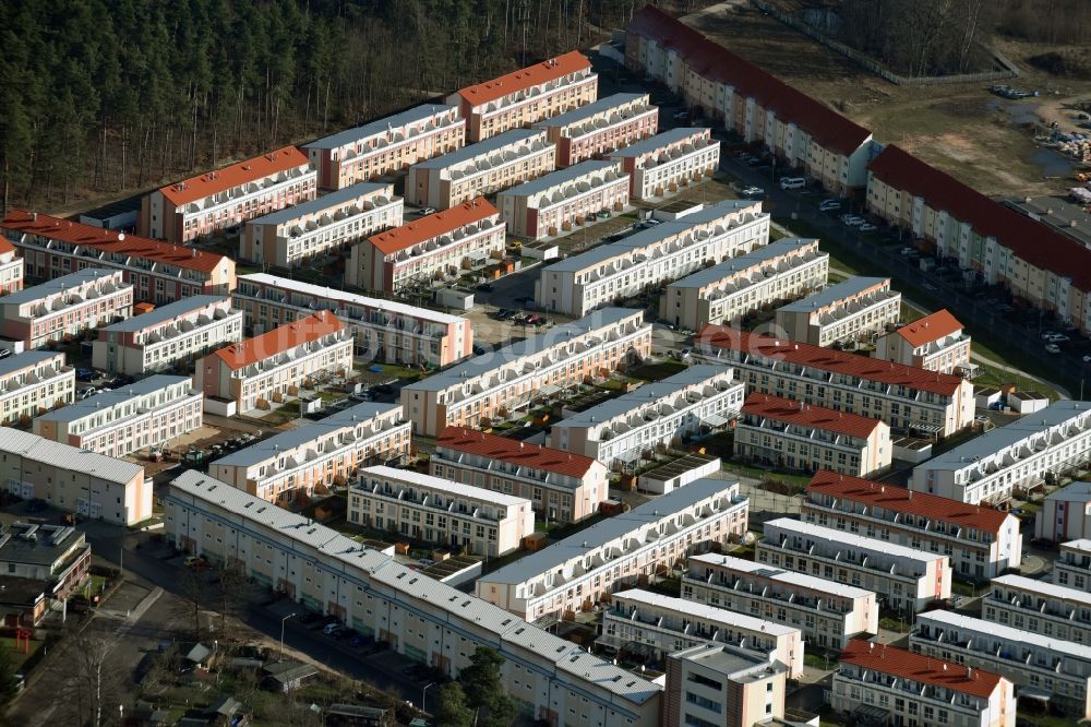 Luftbild Feucht - Wohngebiet einer Reihenhaus- Siedlung „ ParkSide “ Am Reichswald auf dem ehemaligen Fella- Gelände in Feucht im Bundesland Bayern