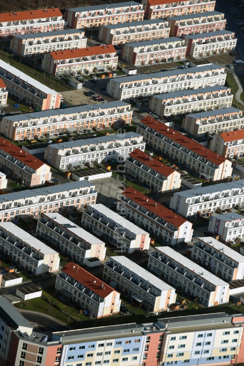 Luftaufnahme Feucht - Wohngebiet einer Reihenhaus- Siedlung „ ParkSide “ Am Reichswald auf dem ehemaligen Fella- Gelände in Feucht im Bundesland Bayern