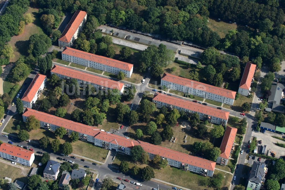 Berlin von oben - Wohngebiet einer Reihenhaus- Siedlung Parkweg - Wildrosenweg - Nordpromenade im Stadtteil Biesdorf in Berlin