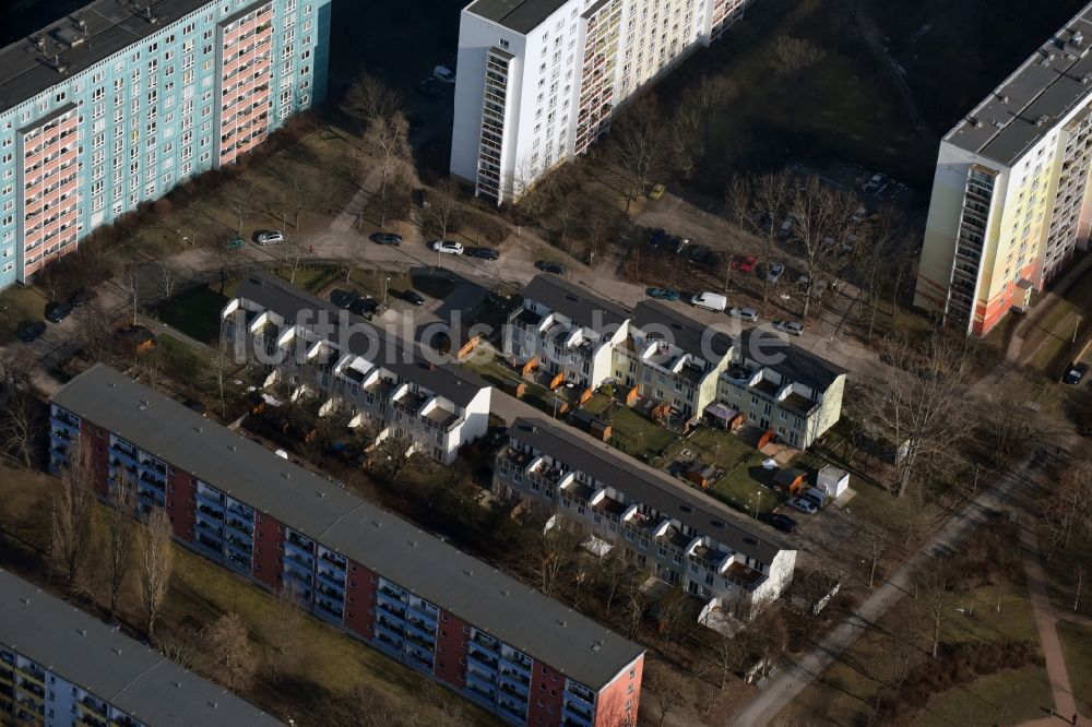 Luftbild Berlin - Wohngebiet einer Reihenhaus- Siedlung Rosenfelder Ring im Ortsteil Friedrichsfelde in Berlin