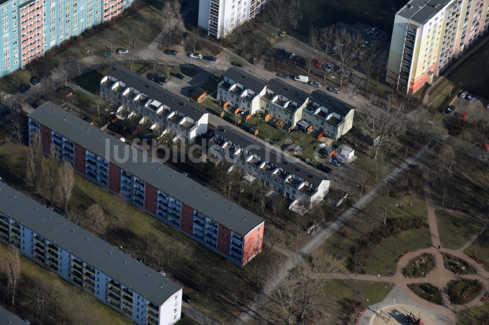 Luftaufnahme Berlin - Wohngebiet einer Reihenhaus- Siedlung Rosenfelder Ring im Ortsteil Friedrichsfelde in Berlin