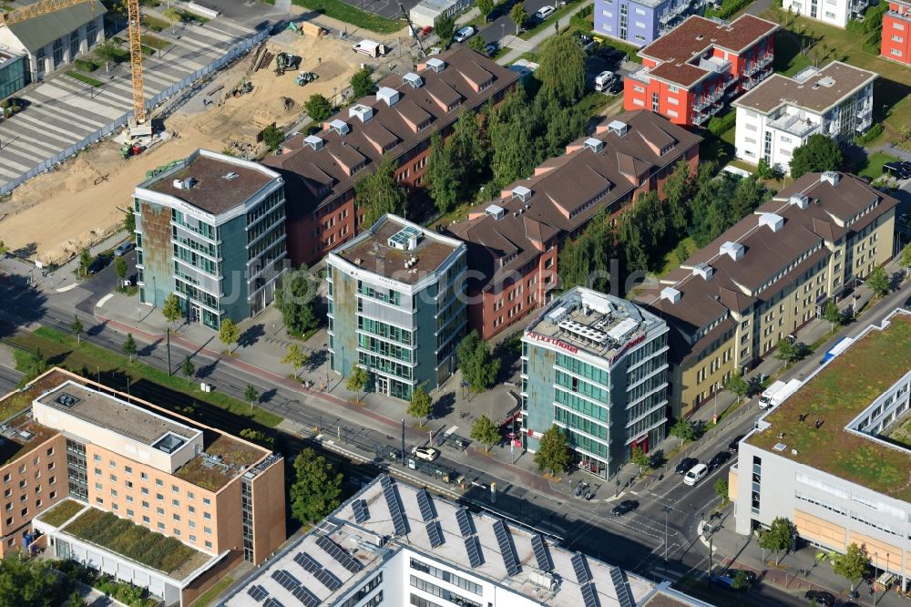 Berlin aus der Vogelperspektive: Wohngebiet einer Reihenhaus- Siedlung an der Rudower Chaussee Ecke Groß-Berliner Damm in Berlin, Deutschland